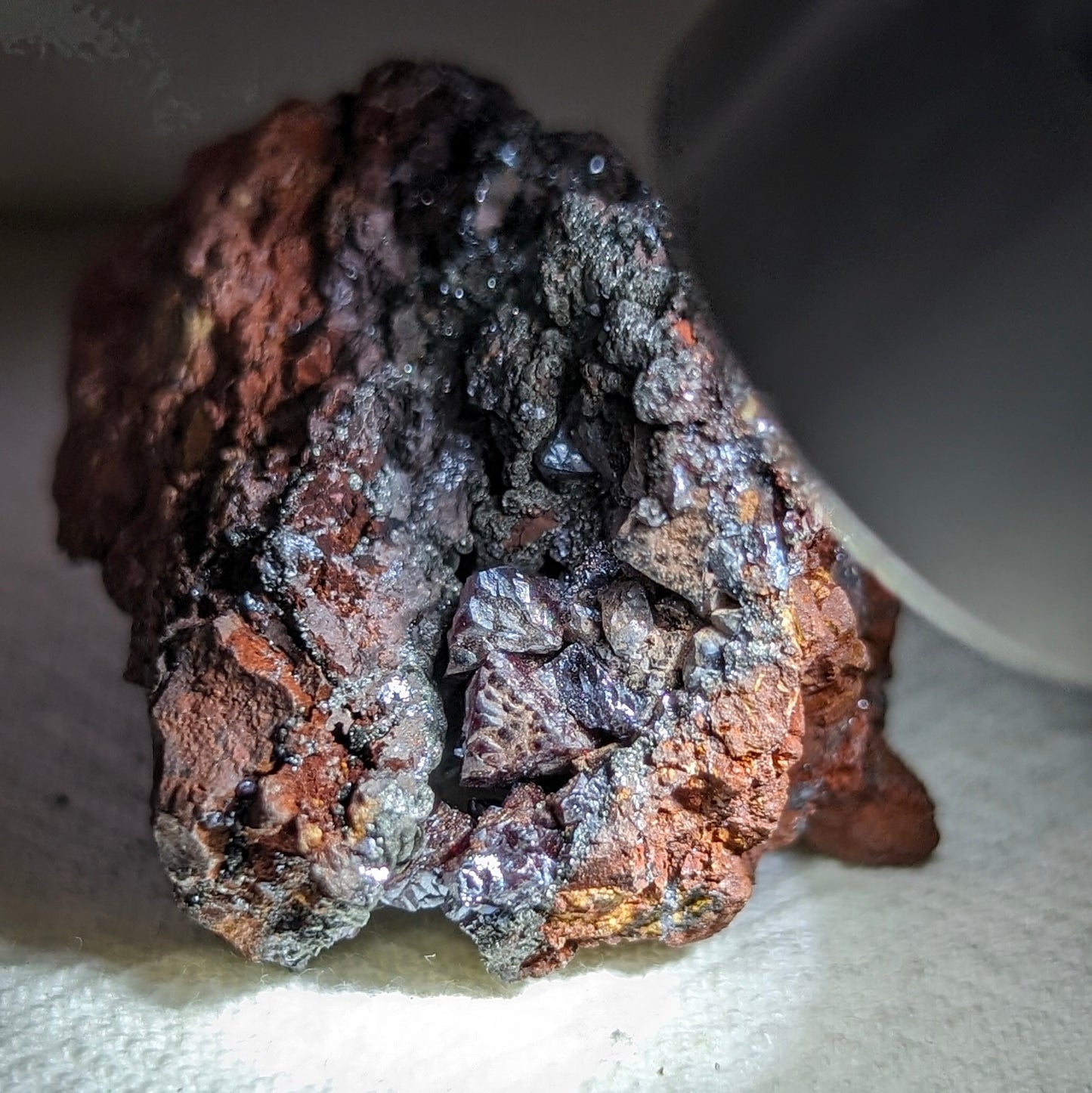 [CU01] Cuprite on Hematite 赤銅礦赤鐵礦