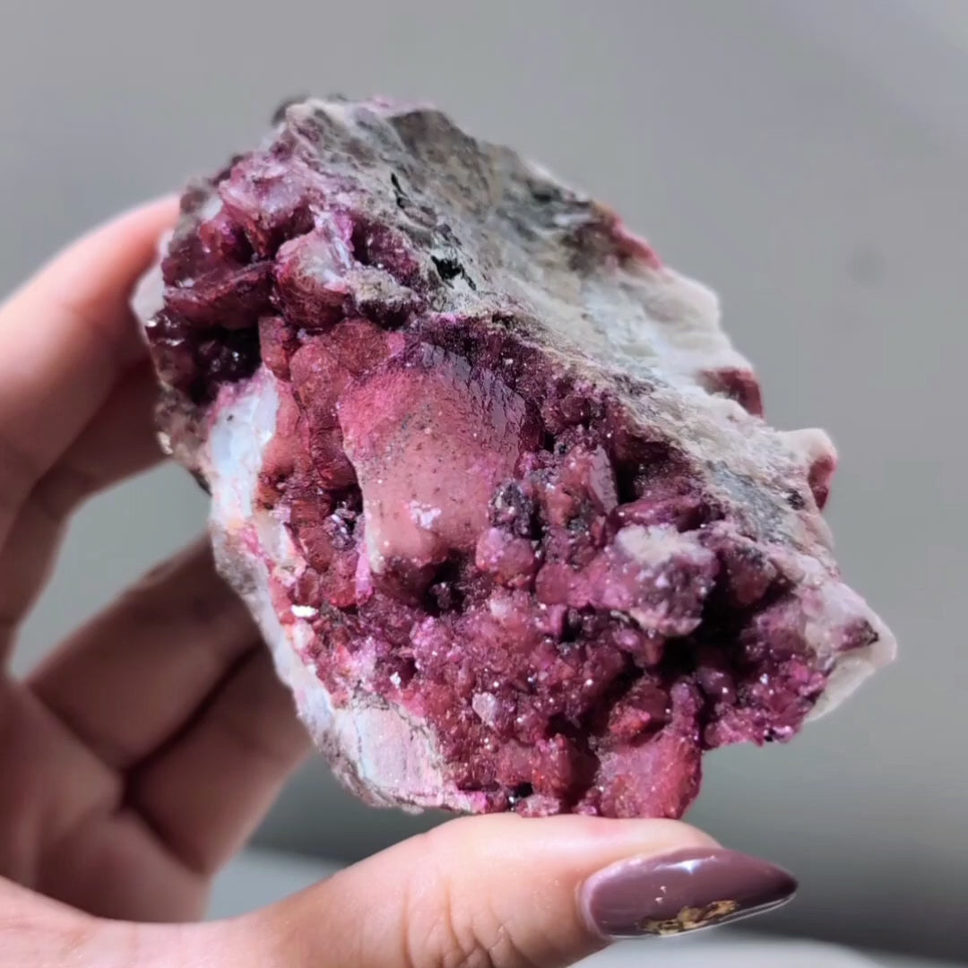 Cobaltocalcite with Malachite 剛果酒紅色鈷方解方解石共生