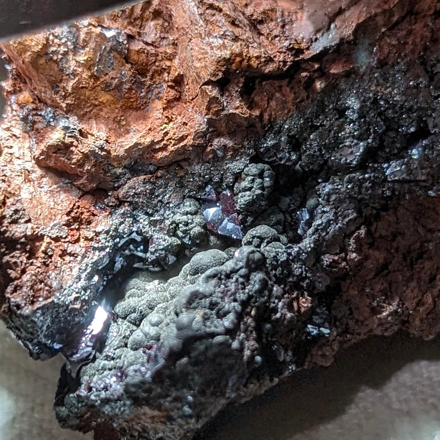 [CU01] Cuprite on Hematite 赤銅礦赤鐵礦