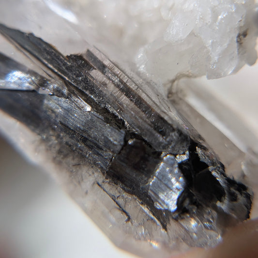 [BR04] Rare Double Terminated Twin Brookite Specimen, Pakistan 雙尖雙生黑銀鈦礦標