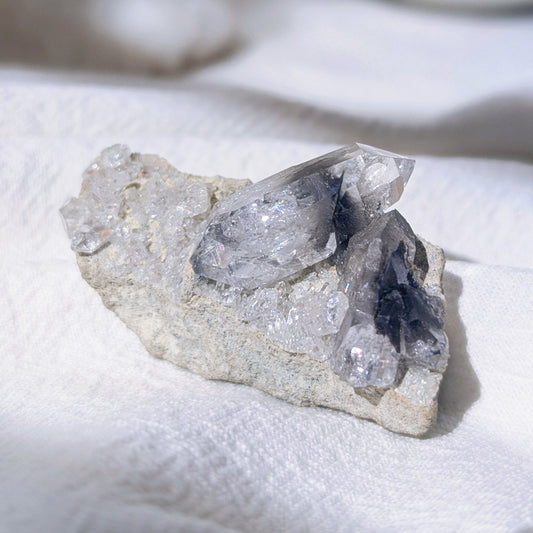 [BR03] Double Terminated Brookite Specimen on matrix, Pakistan 彩虹雙尖黑銀鈦礦標帶底岩