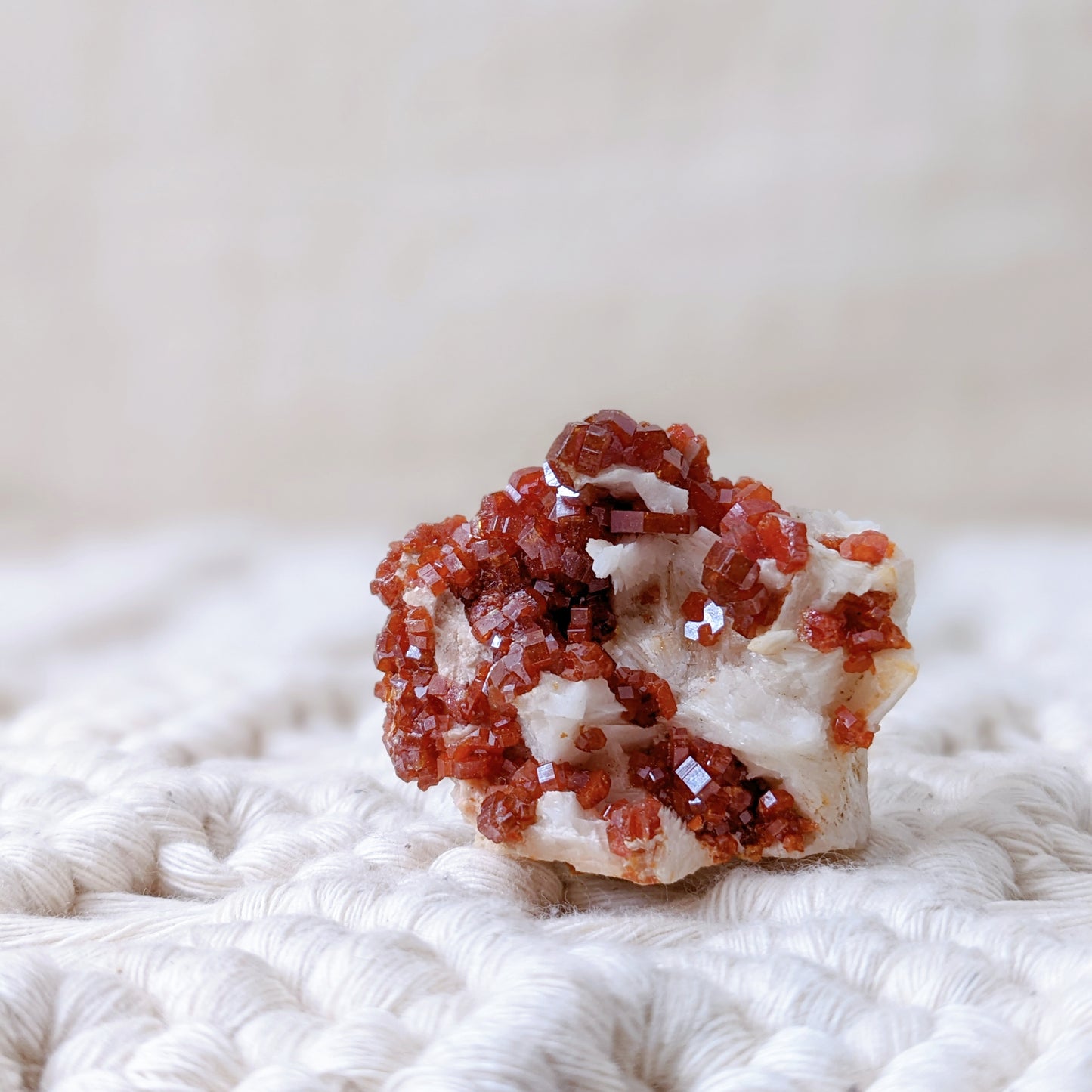 [VD01] High Grade Vanadinite on White Barite 精品摩洛哥釩鉛礦重晶石共生