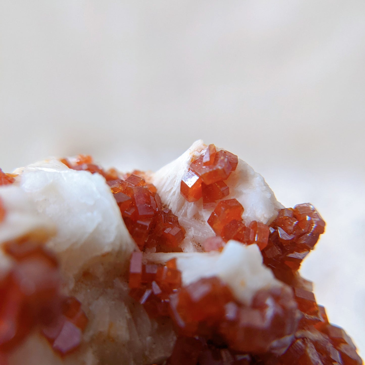 [VD01] High Grade Vanadinite on White Barite 精品摩洛哥釩鉛礦重晶石共生