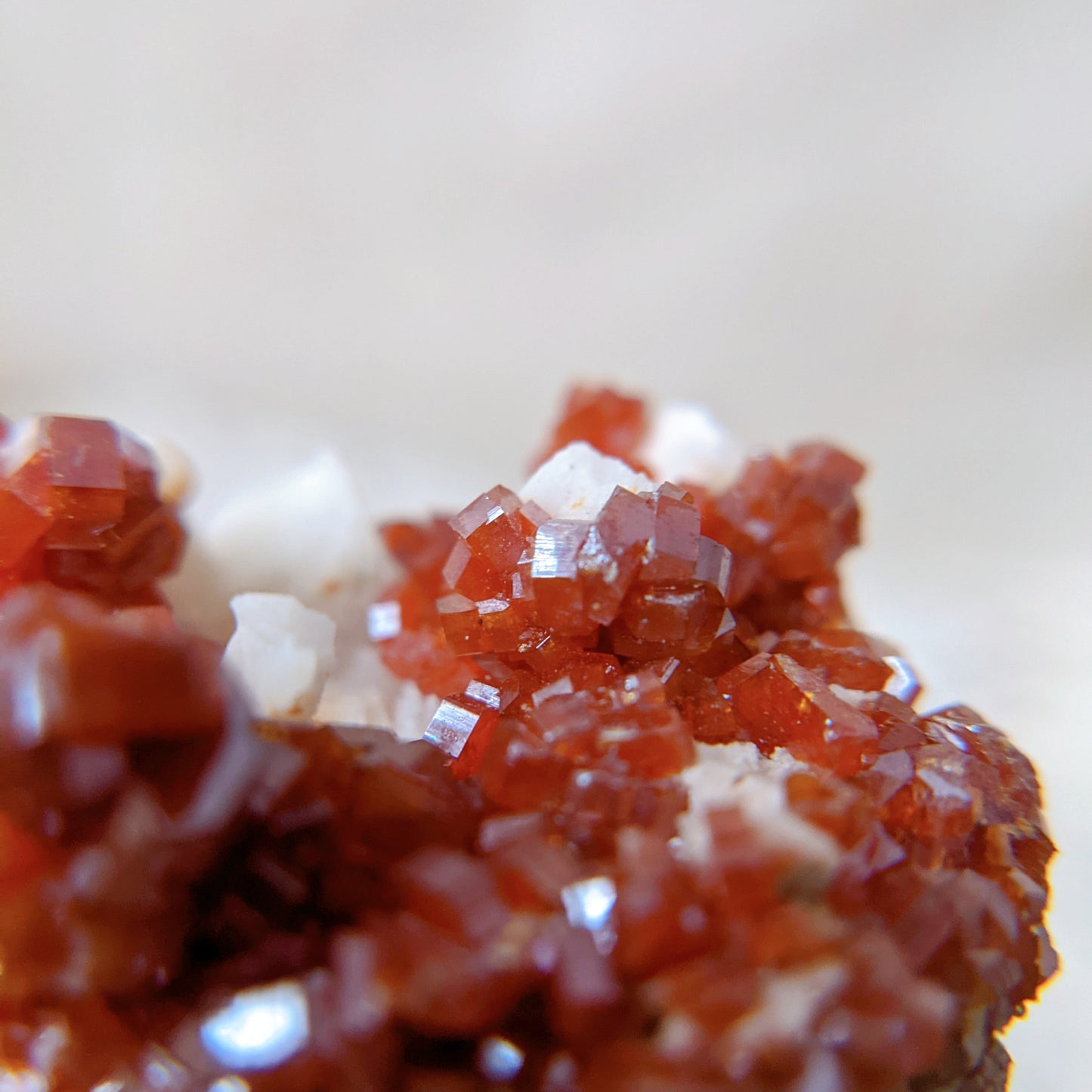 [VD01] High Grade Vanadinite on White Barite 精品摩洛哥釩鉛礦重晶石共生