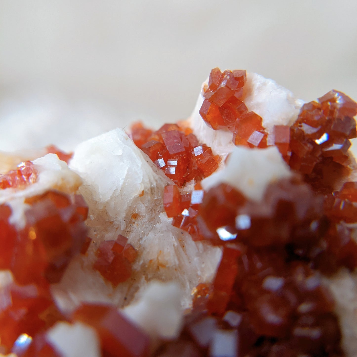 [VD01] High Grade Vanadinite on White Barite 精品摩洛哥釩鉛礦重晶石共生