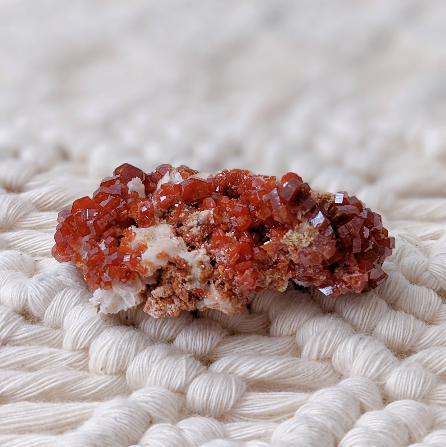 [VD03] High Grade Vanadinite on White Barite 精品摩洛哥釩鉛礦重晶石共生