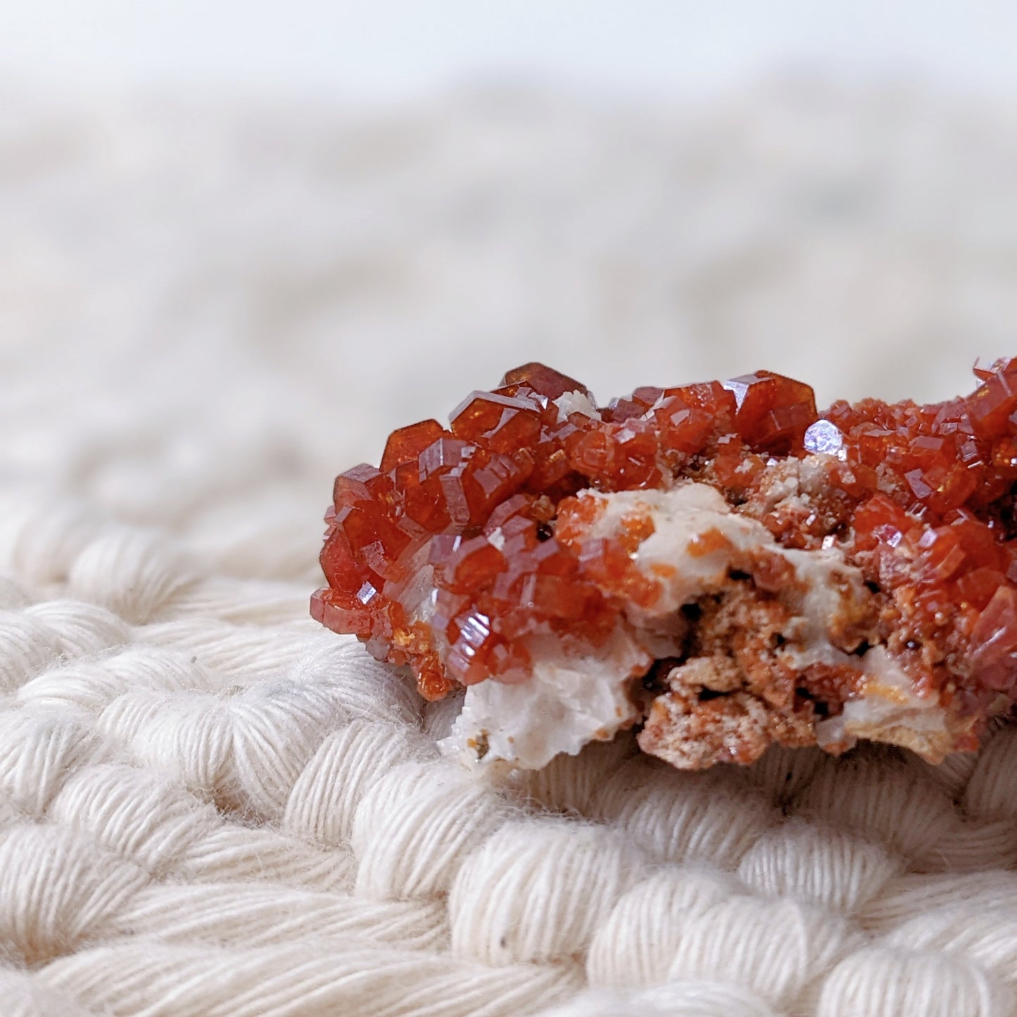 [VD03] High Grade Vanadinite on White Barite 精品摩洛哥釩鉛礦重晶石共生