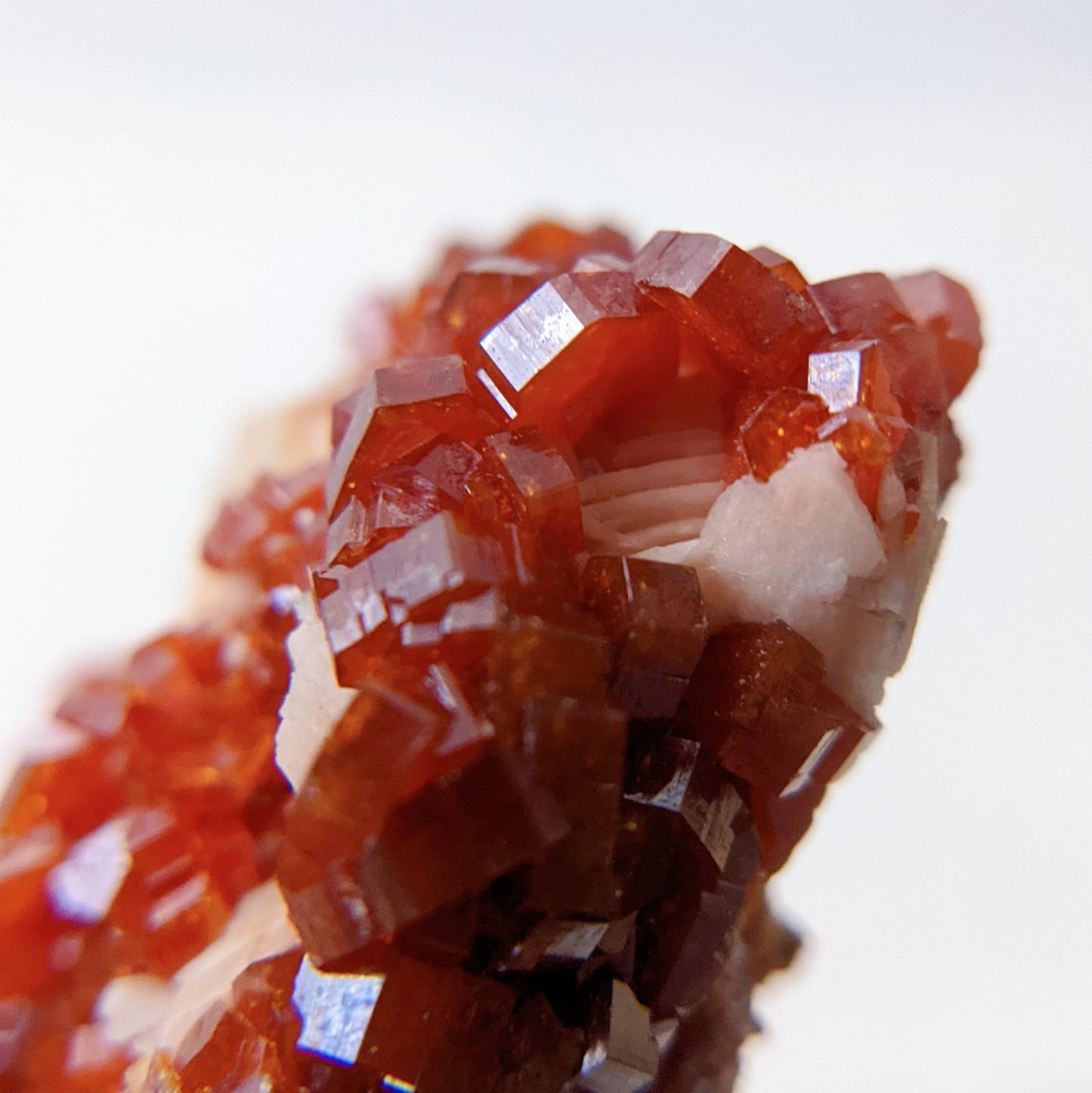 [VD03] High Grade Vanadinite on White Barite 精品摩洛哥釩鉛礦重晶石共生