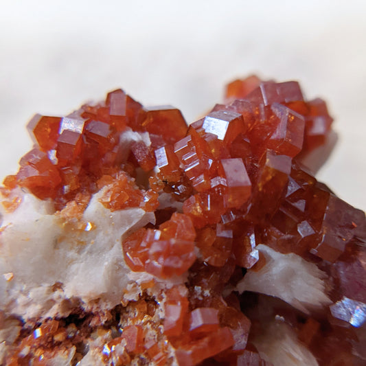 [VD03] High Grade Vanadinite on White Barite 精品摩洛哥釩鉛礦重晶石共生