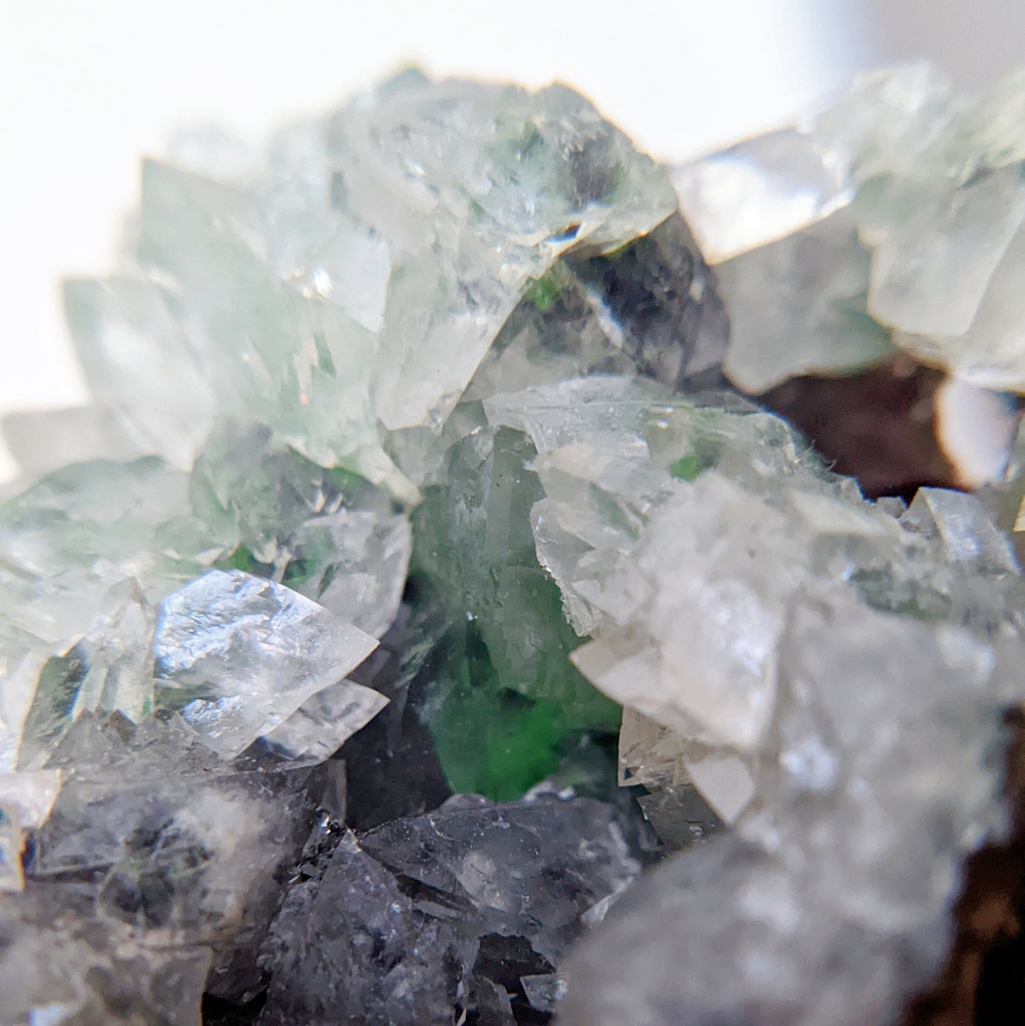 [CN07] Conichalcite in Calcite (uv reactive) 墨西哥方解石砷銅鈣石