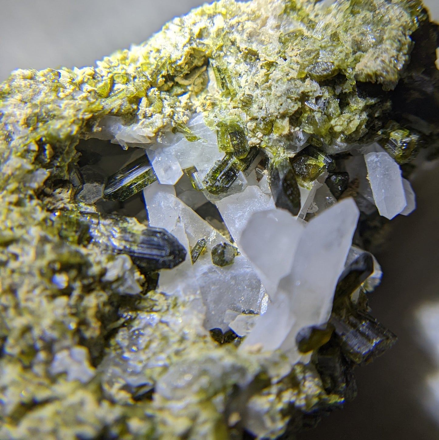 [EP02] Epidote with Quartz 秘魯綠簾石白水晶共生