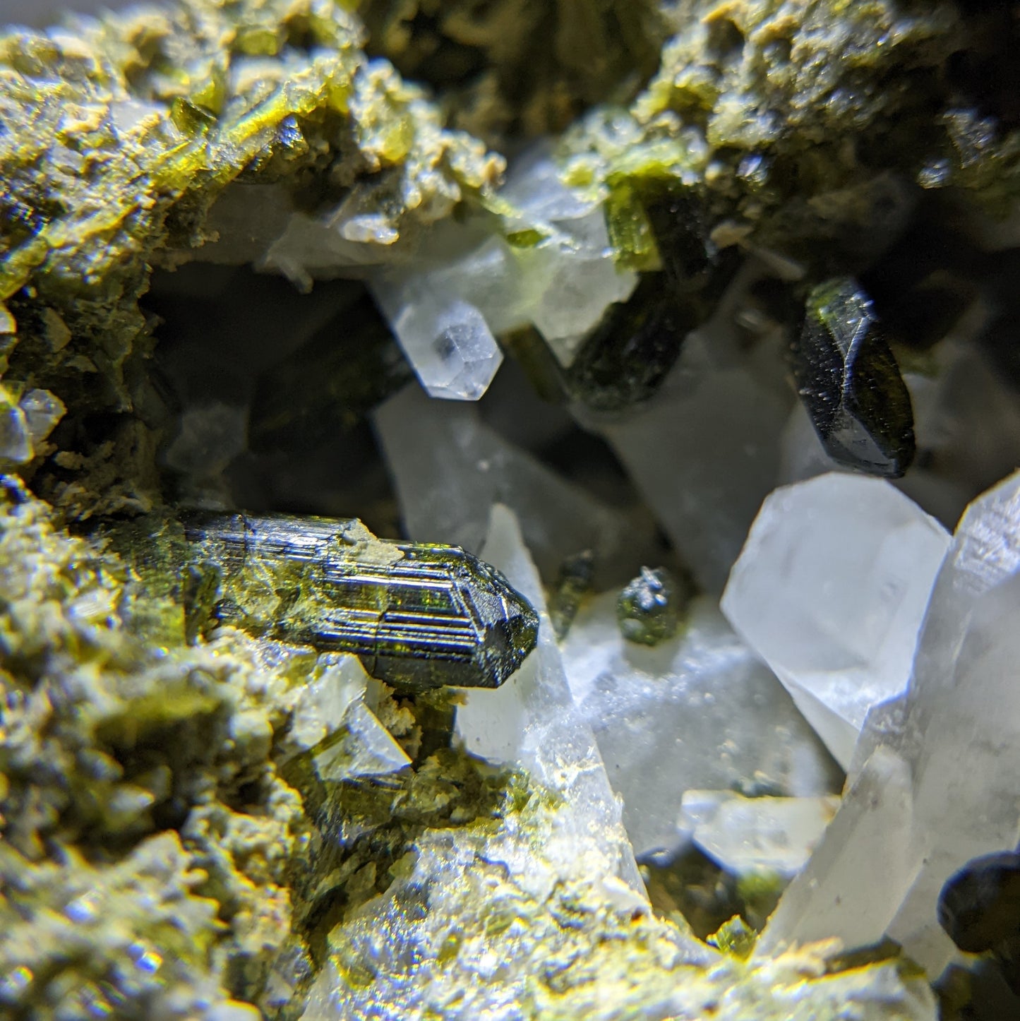 [EP02] Epidote with Quartz 秘魯綠簾石白水晶共生