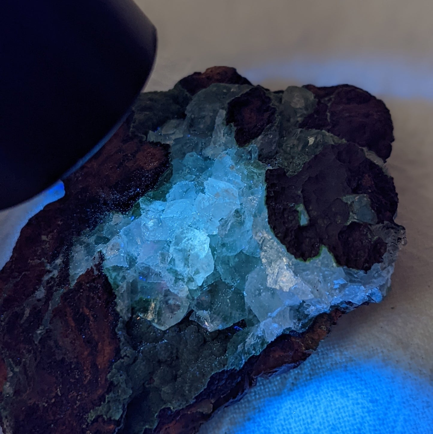 [CN04] Conichalcite in Calcite (uv reactive) 墨西哥方解石砷銅鈣石