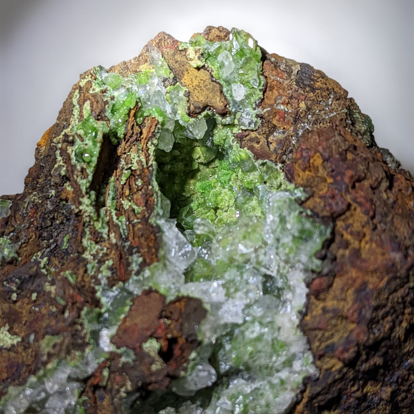 [CN03] Conichalcite in Calcite (uv reactive) 墨西哥方解石砷銅鈣石