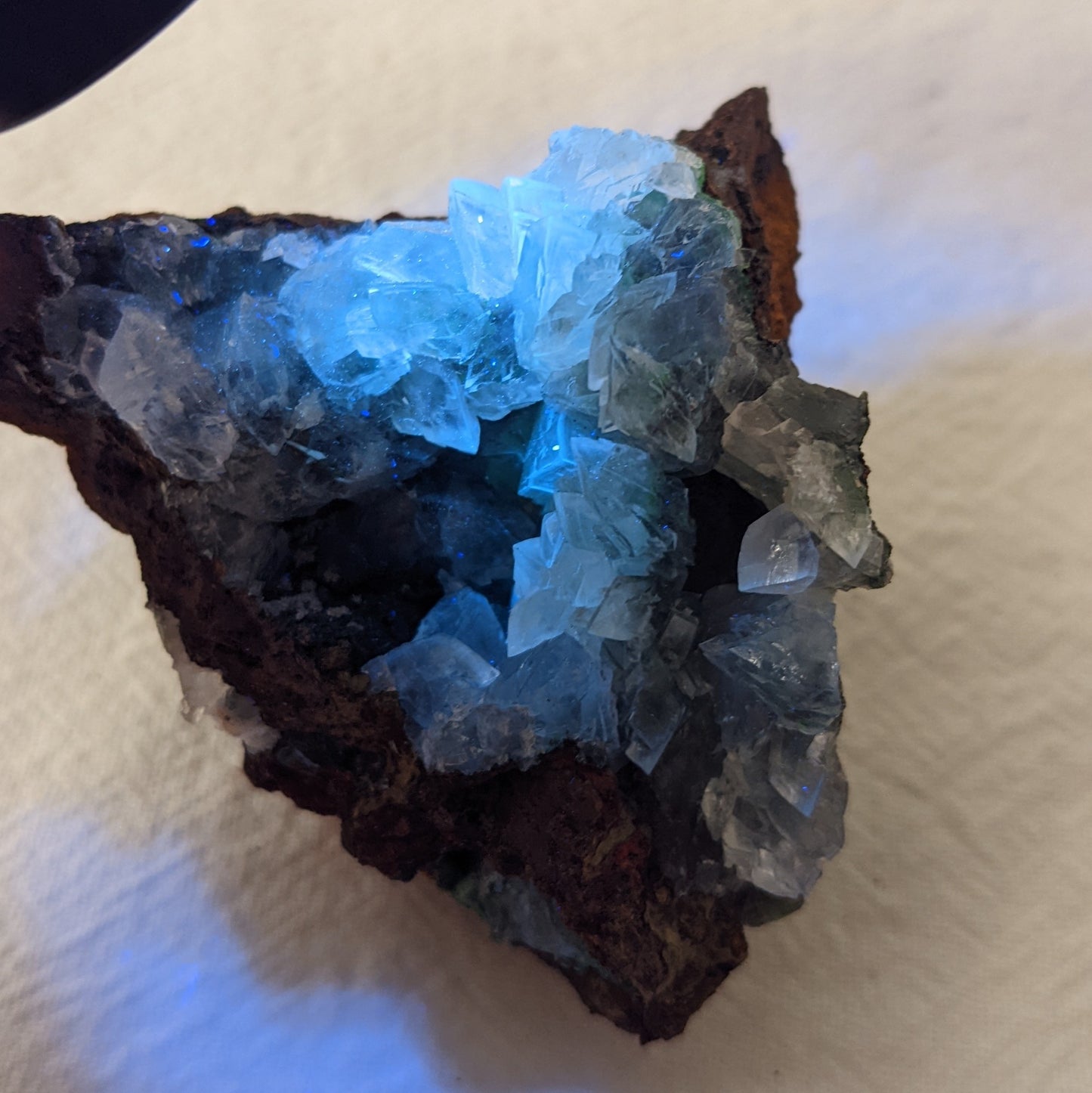 [CN07] Conichalcite in Calcite (uv reactive) 墨西哥方解石砷銅鈣石